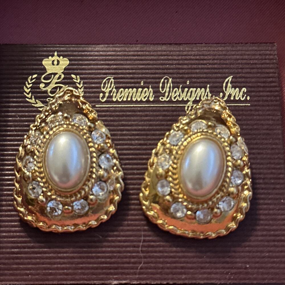 Elegant 80s Couture Faux Pearl‎ Cabochon Teardrop Mogul-Style Gold Clip Earrings